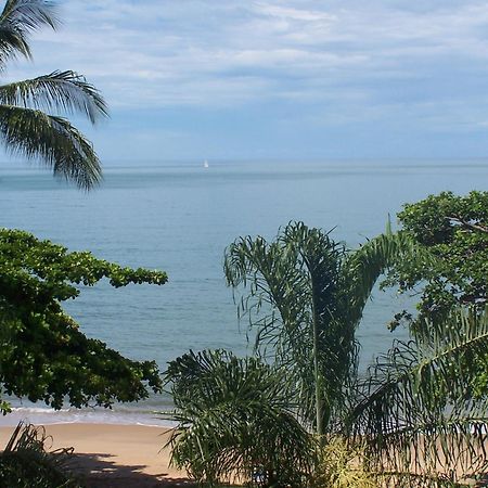 Roydon Beachfront Apartments Тринити Бич Экстерьер фото