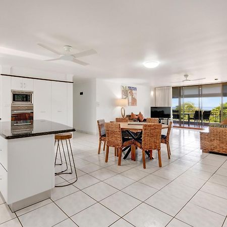Roydon Beachfront Apartments Тринити Бич Экстерьер фото