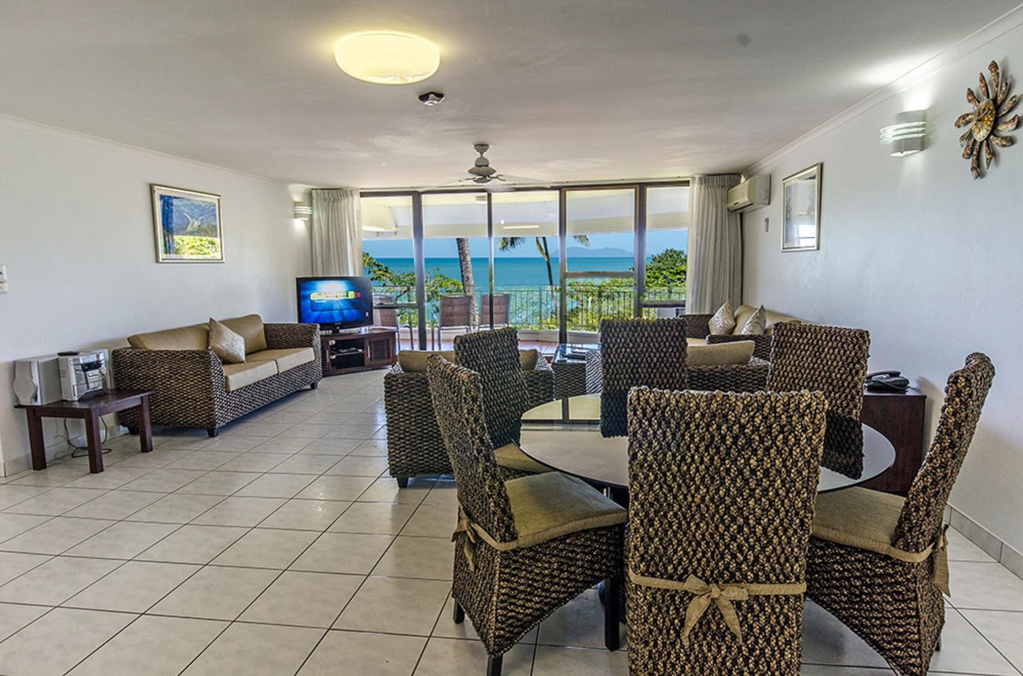 Roydon Beachfront Apartments Тринити Бич Экстерьер фото