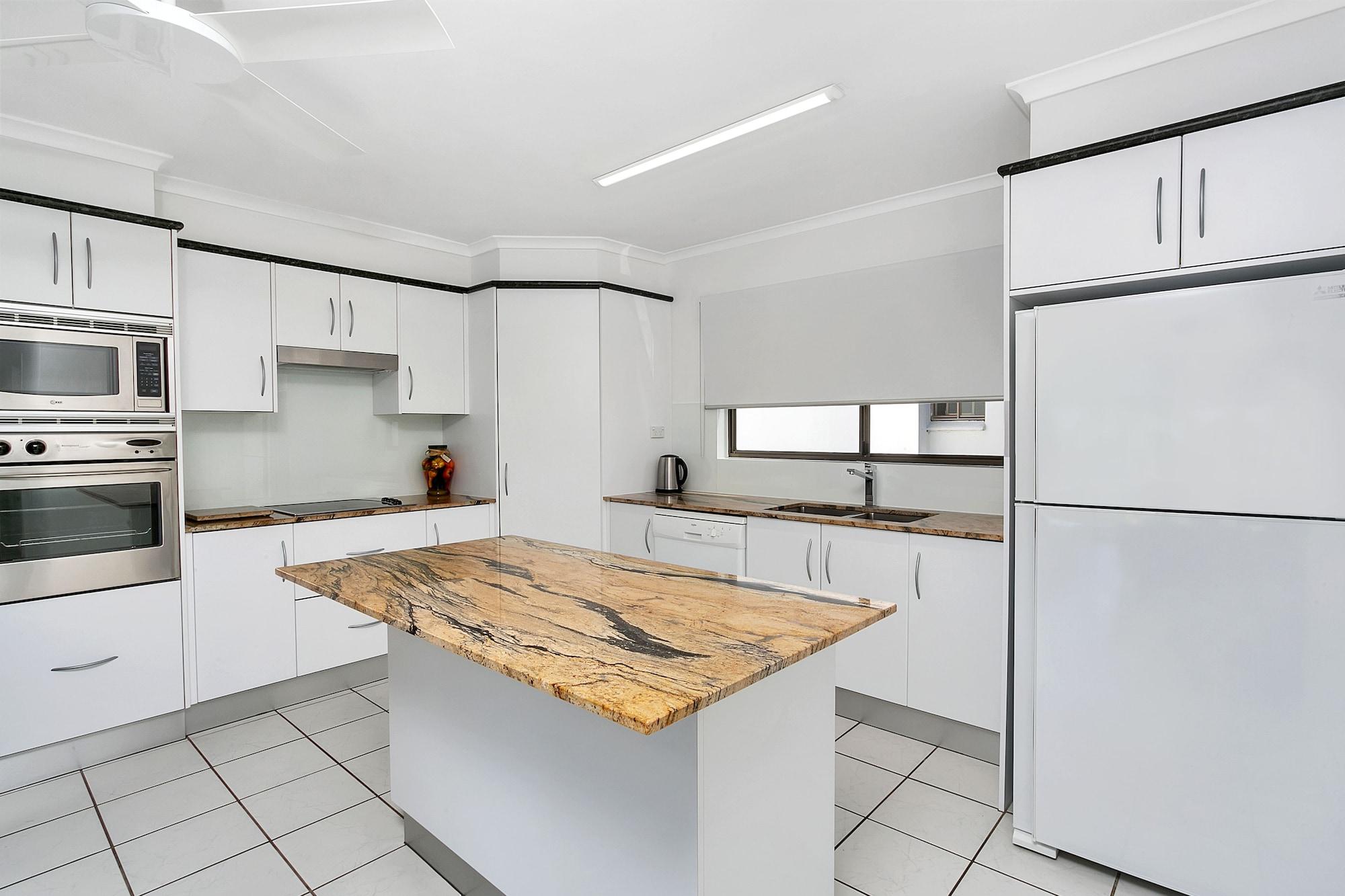 Roydon Beachfront Apartments Тринити Бич Экстерьер фото