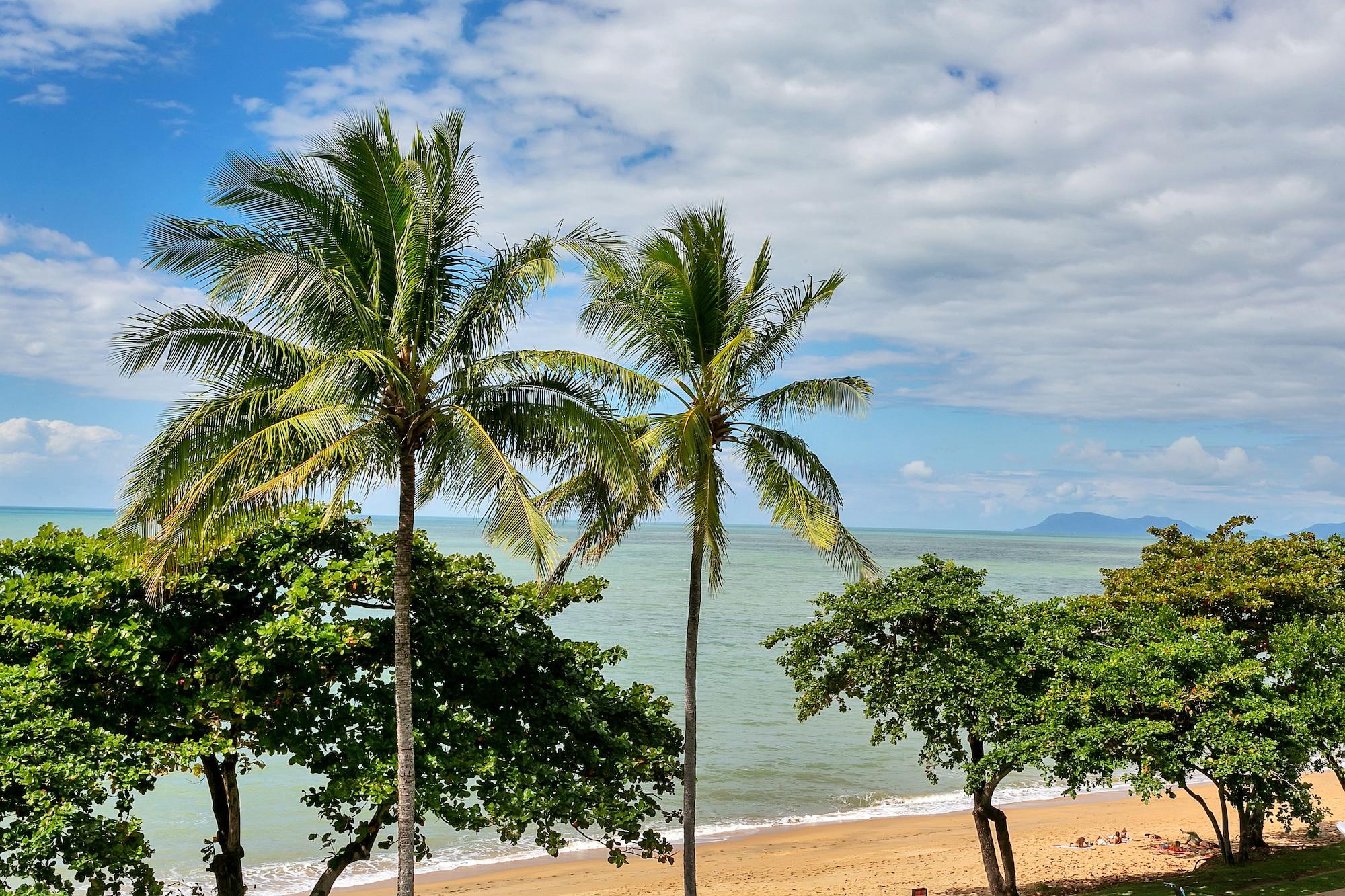 Roydon Beachfront Apartments Тринити Бич Экстерьер фото