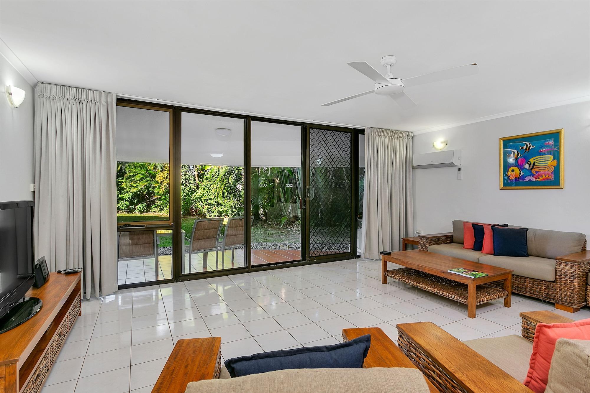 Roydon Beachfront Apartments Тринити Бич Экстерьер фото