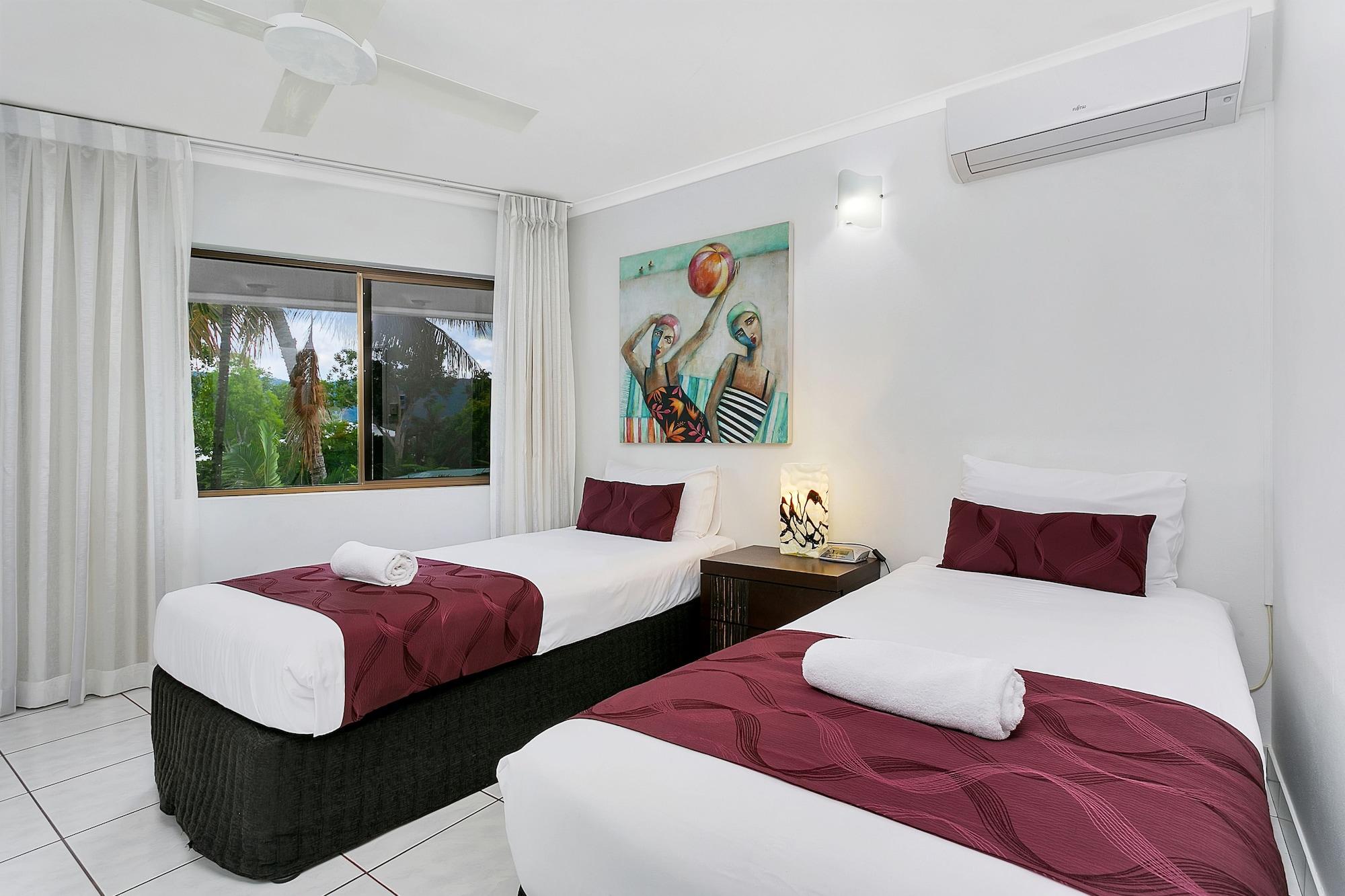 Roydon Beachfront Apartments Тринити Бич Экстерьер фото