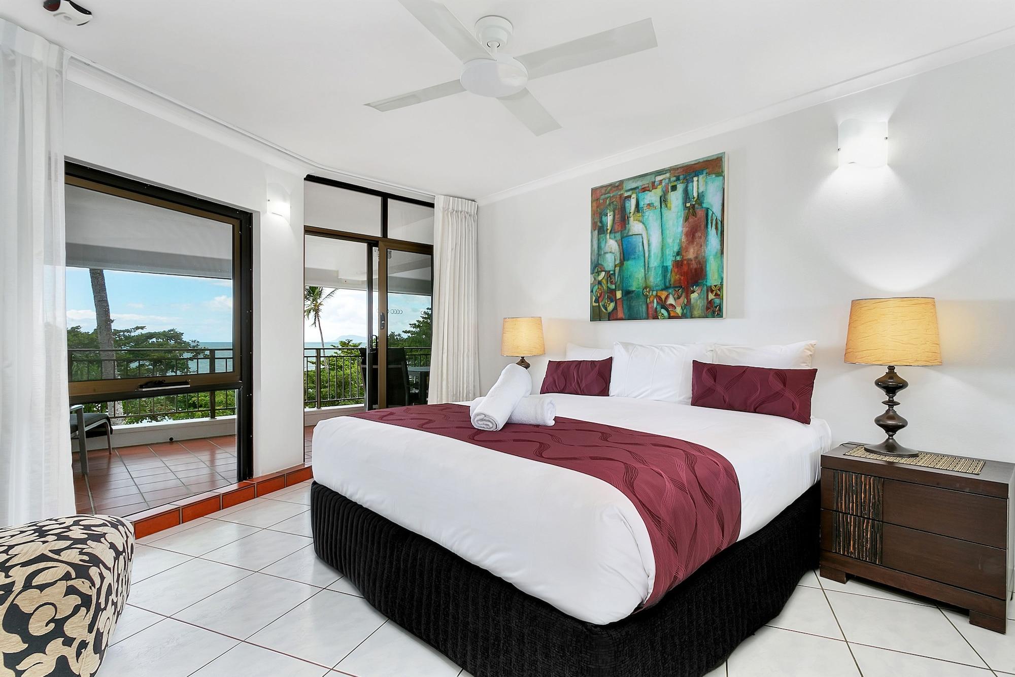 Roydon Beachfront Apartments Тринити Бич Экстерьер фото
