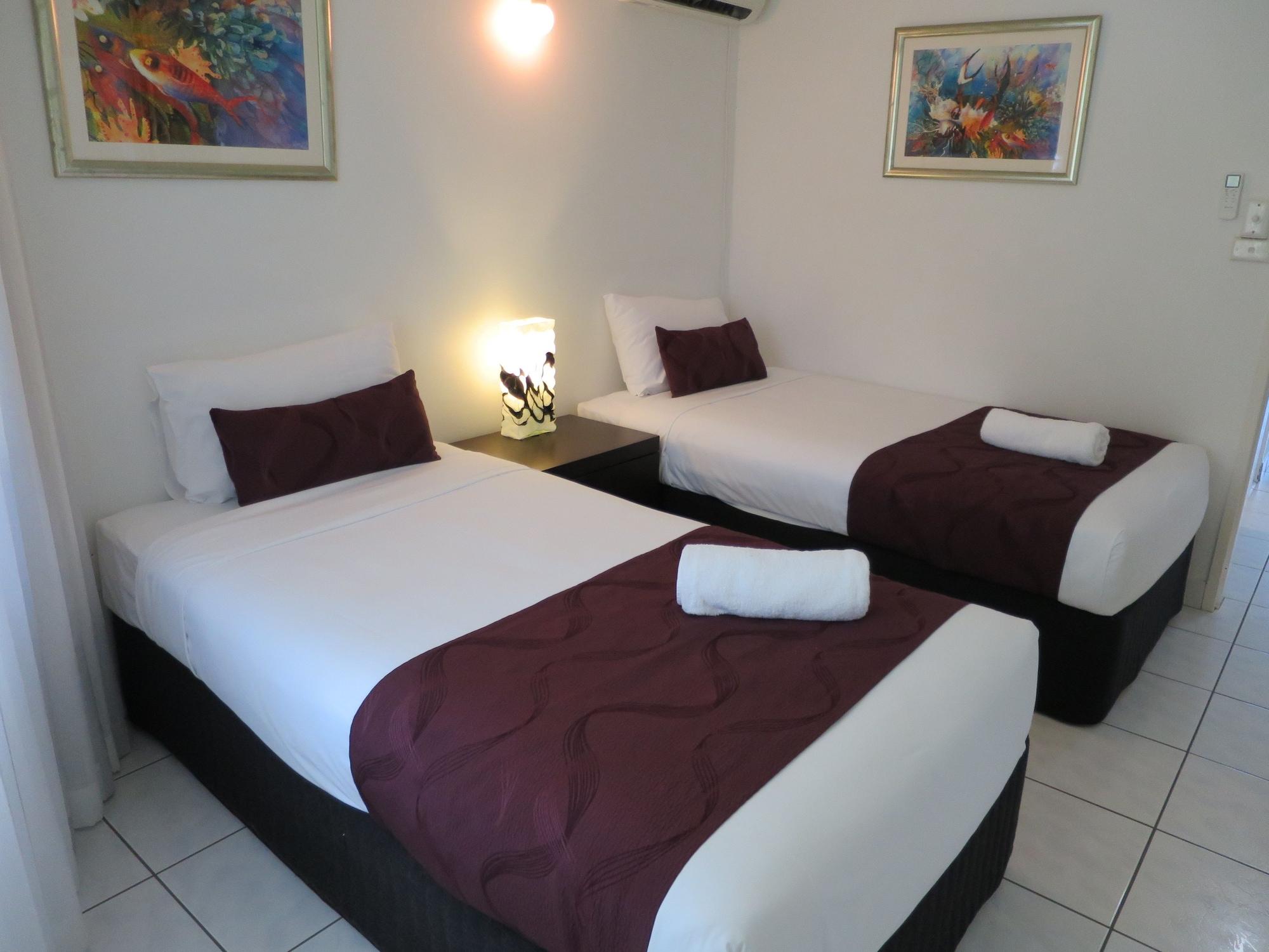Roydon Beachfront Apartments Тринити Бич Экстерьер фото