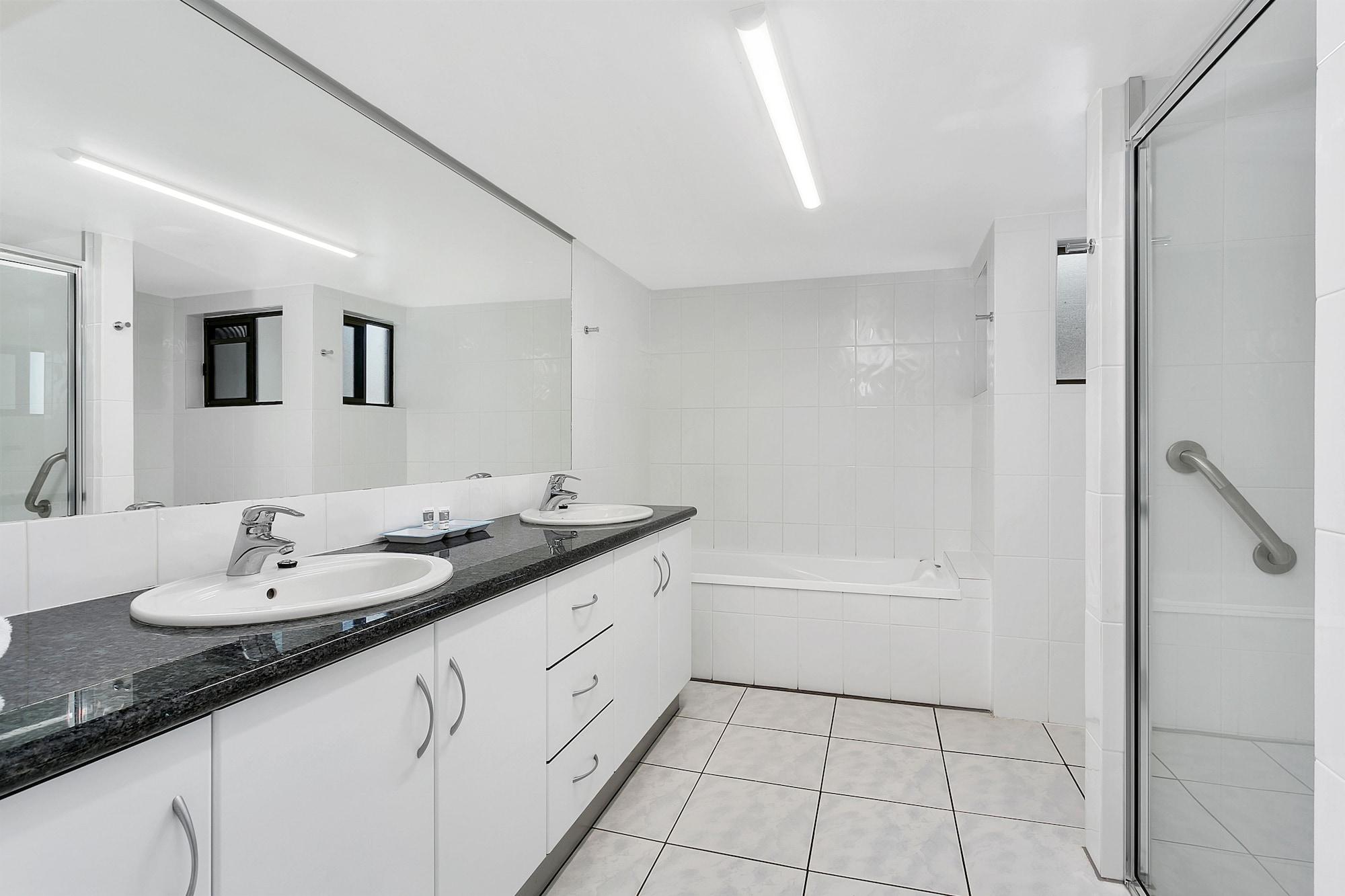 Roydon Beachfront Apartments Тринити Бич Экстерьер фото