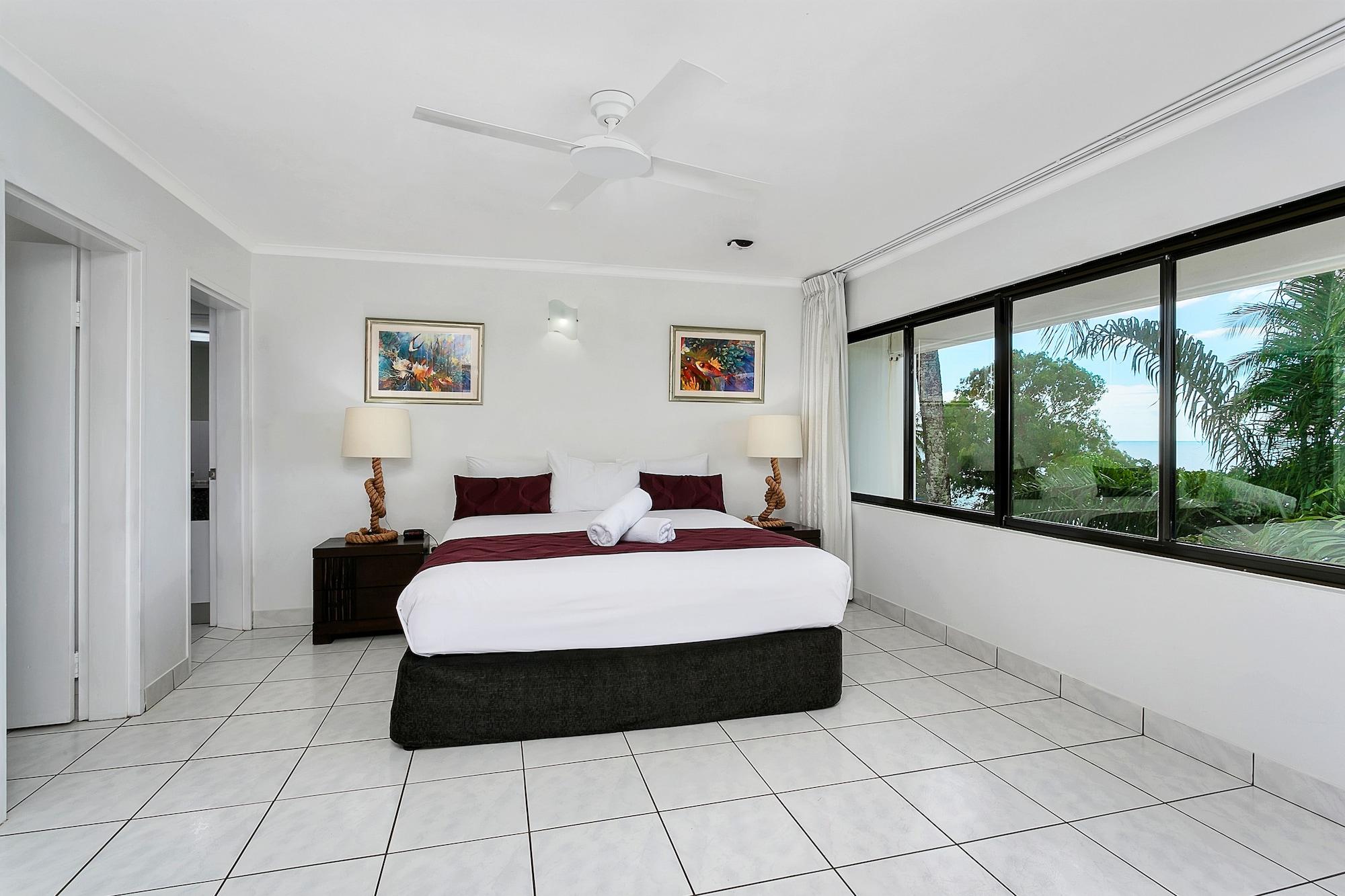 Roydon Beachfront Apartments Тринити Бич Экстерьер фото