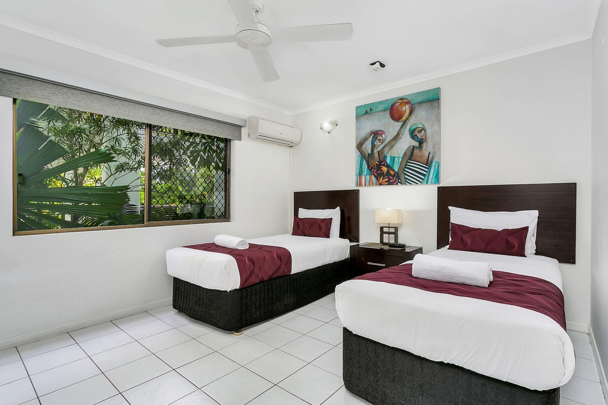 Roydon Beachfront Apartments Тринити Бич Экстерьер фото