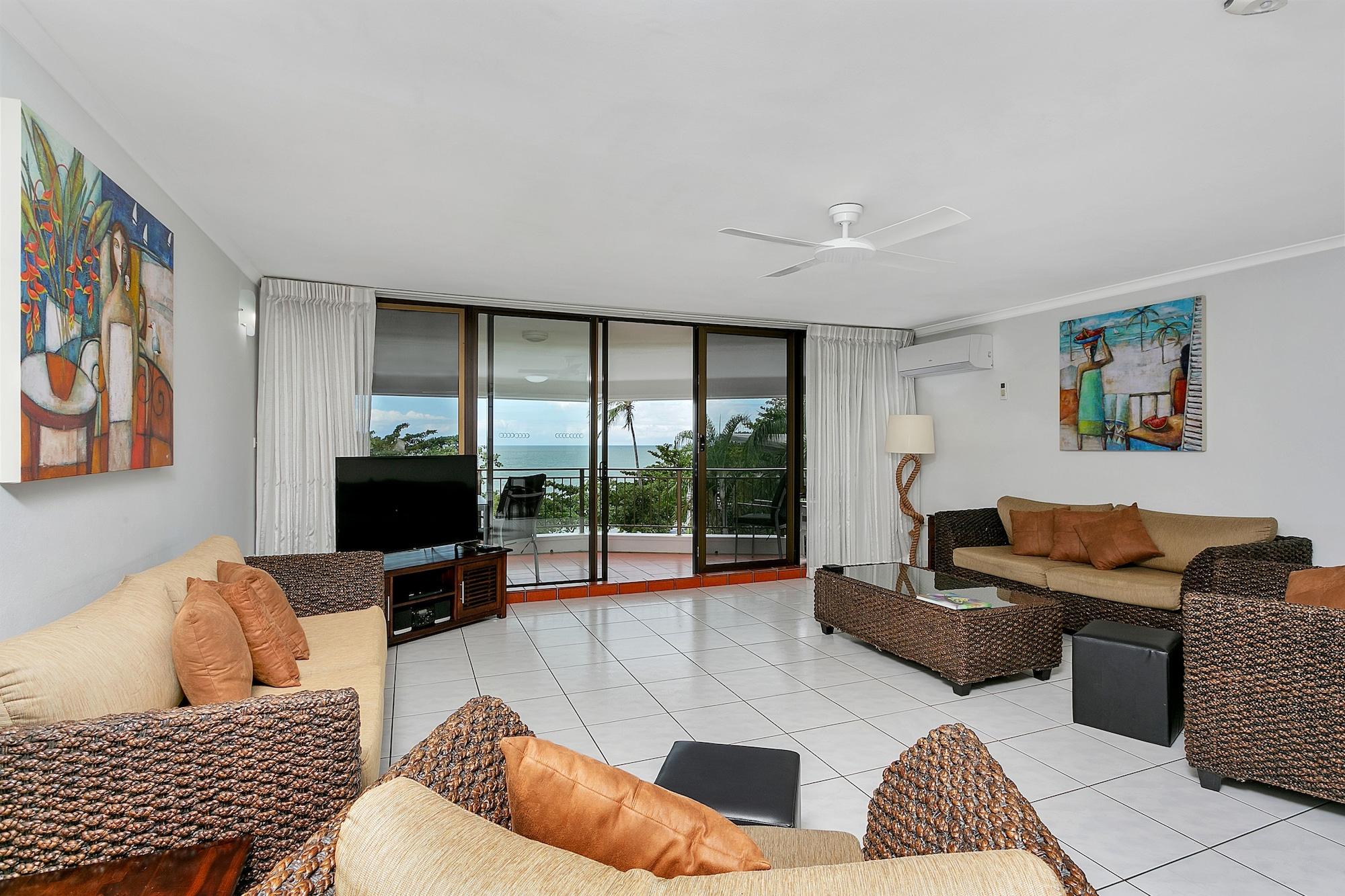 Roydon Beachfront Apartments Тринити Бич Экстерьер фото