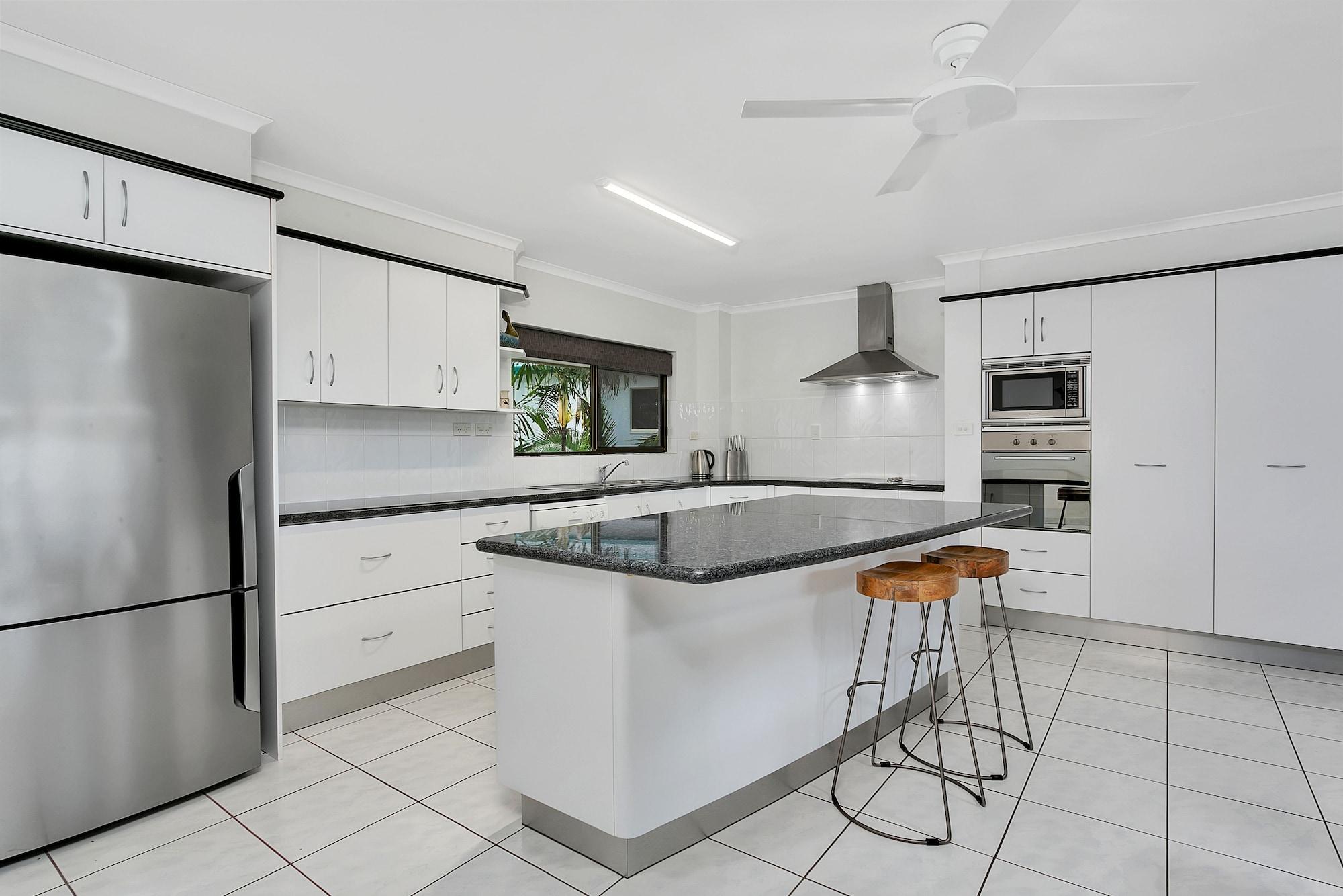 Roydon Beachfront Apartments Тринити Бич Экстерьер фото