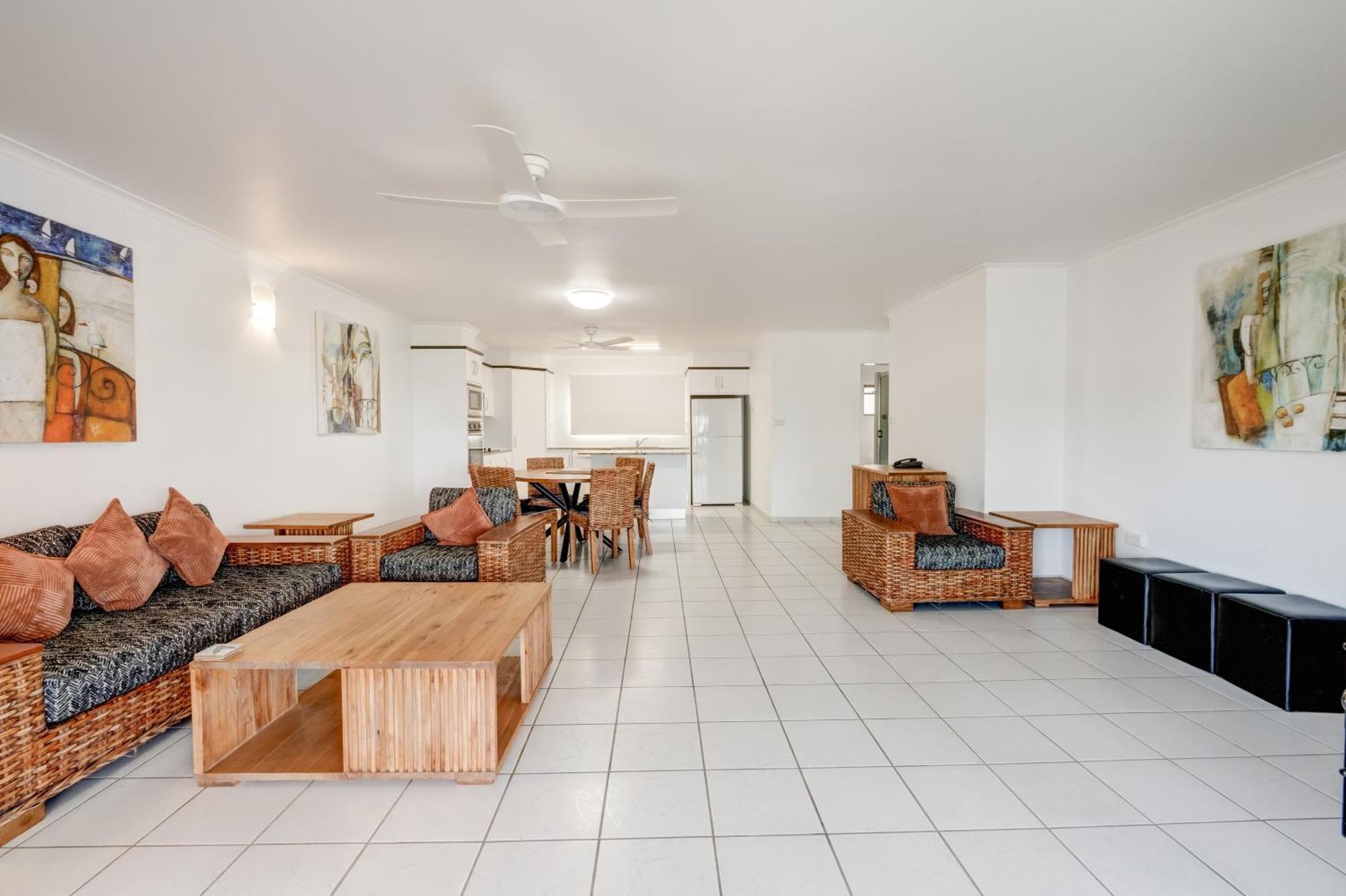 Roydon Beachfront Apartments Тринити Бич Экстерьер фото