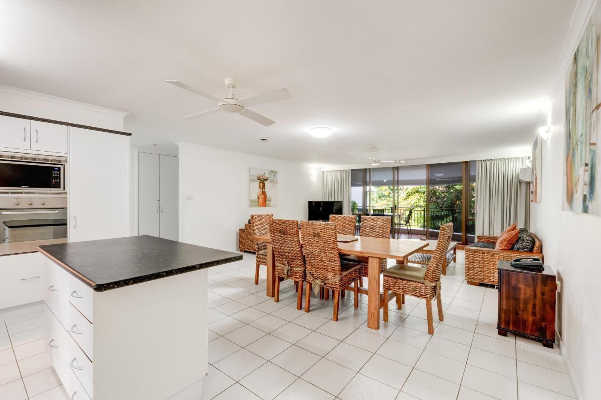 Roydon Beachfront Apartments Тринити Бич Экстерьер фото