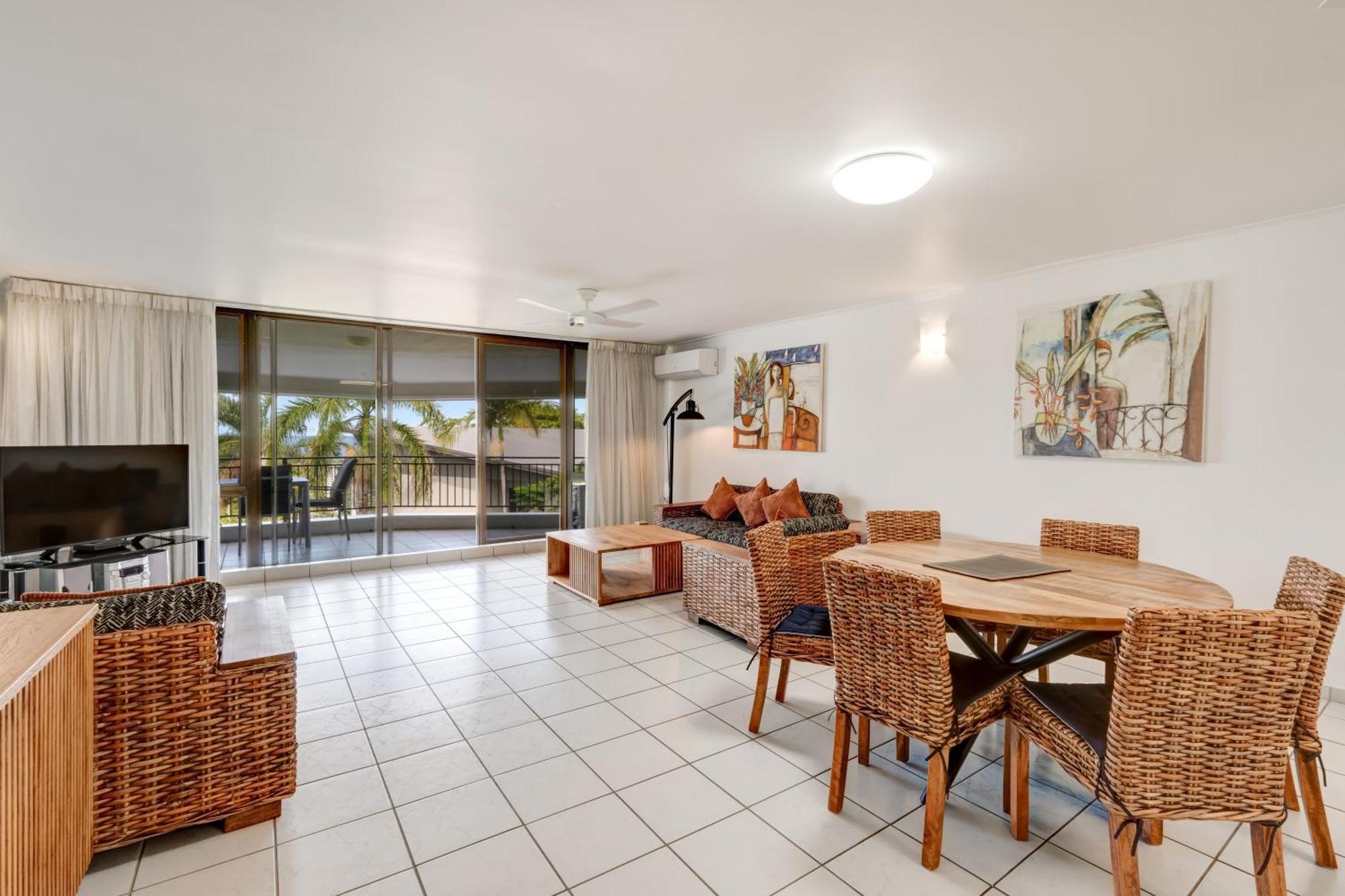 Roydon Beachfront Apartments Тринити Бич Экстерьер фото