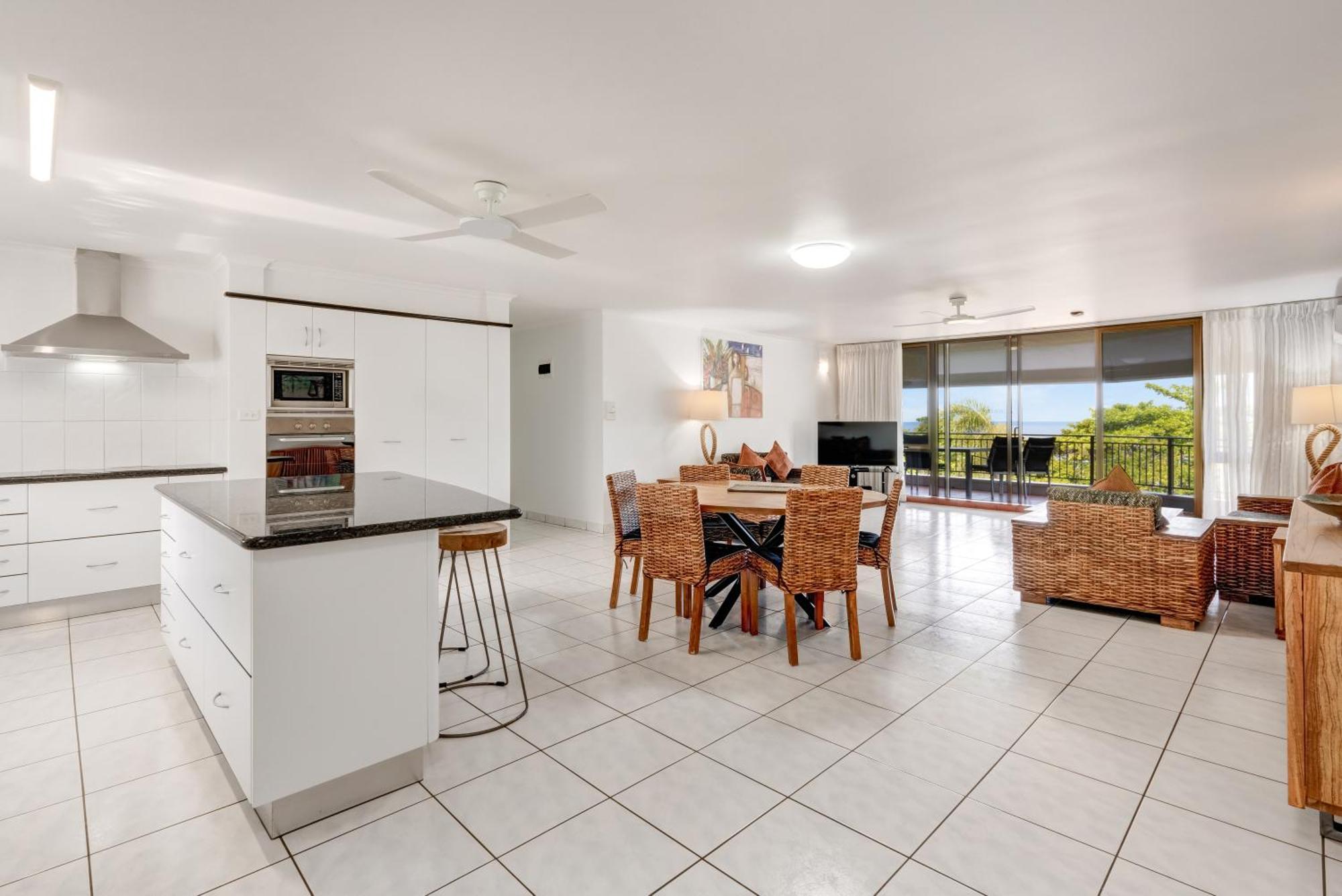 Roydon Beachfront Apartments Тринити Бич Экстерьер фото