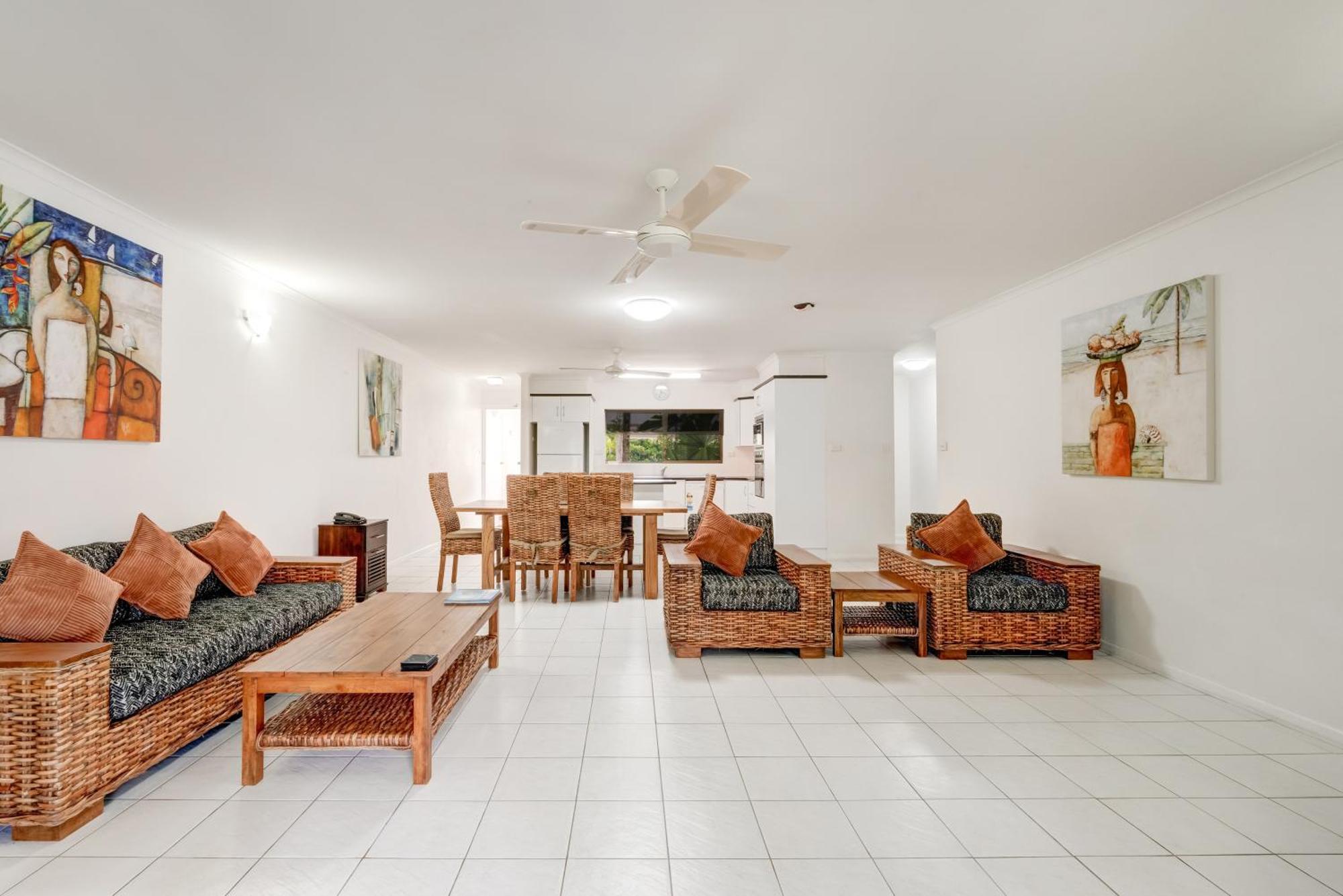 Roydon Beachfront Apartments Тринити Бич Экстерьер фото
