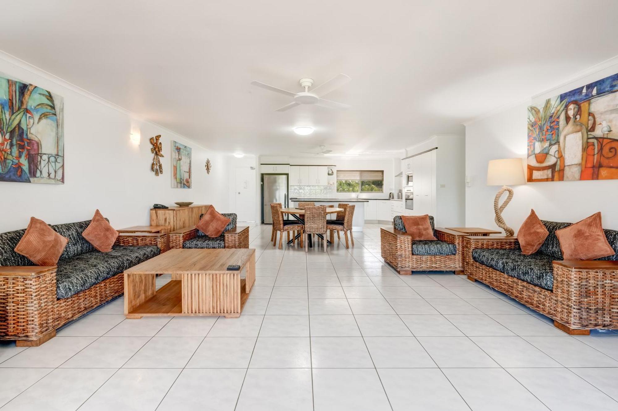 Roydon Beachfront Apartments Тринити Бич Экстерьер фото
