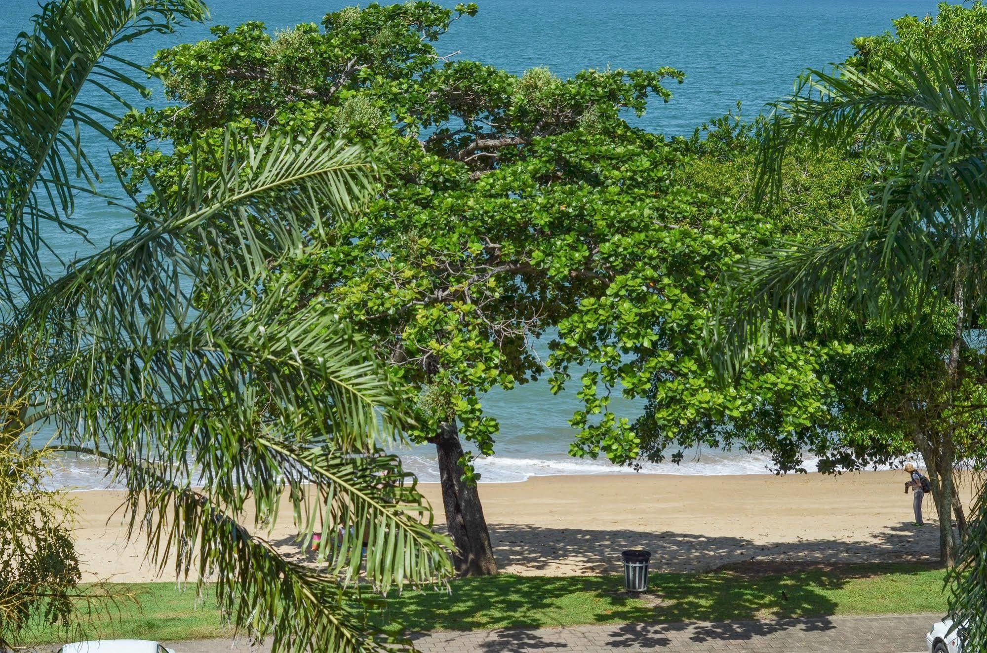 Roydon Beachfront Apartments Тринити Бич Экстерьер фото