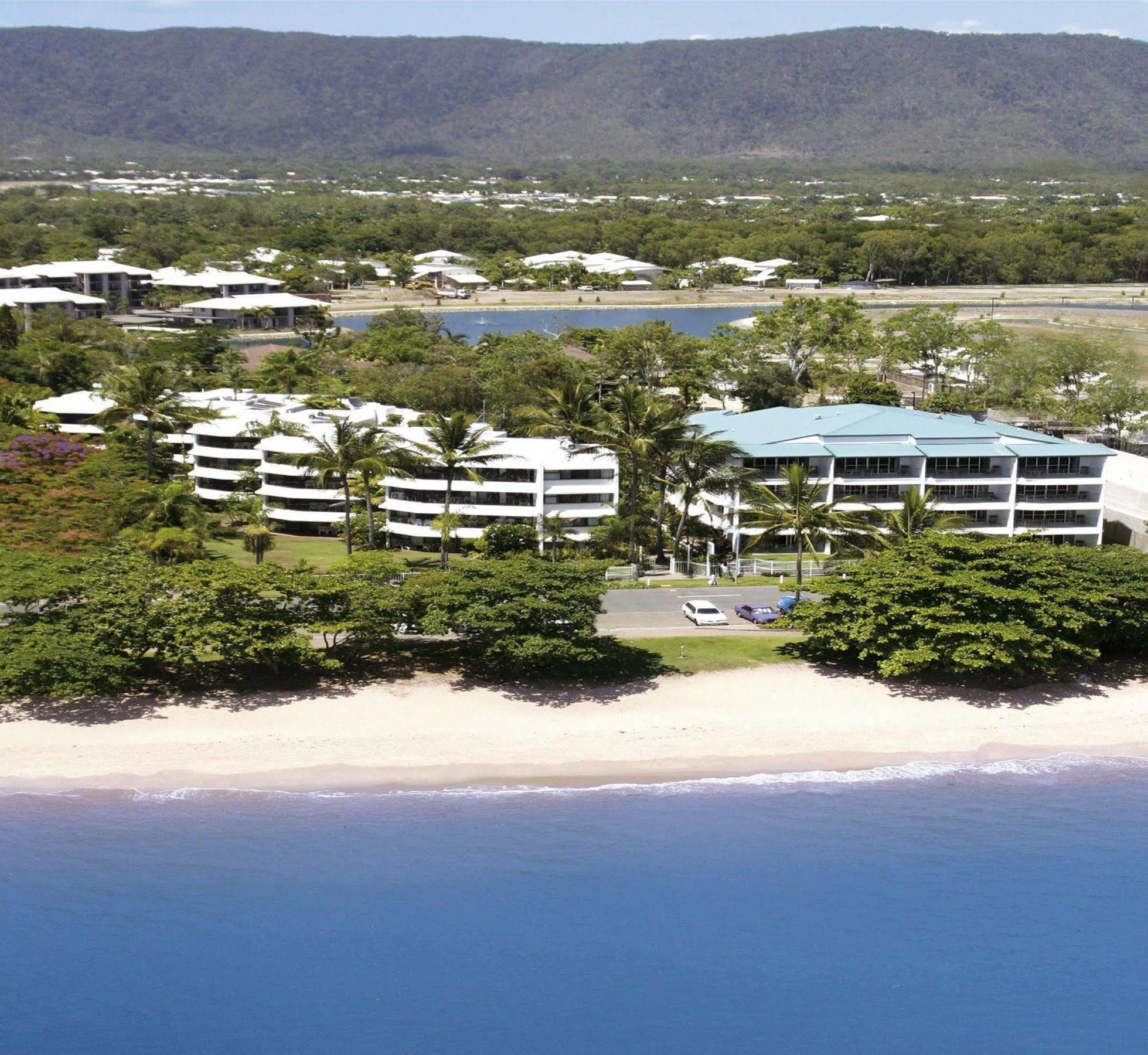 Roydon Beachfront Apartments Тринити Бич Экстерьер фото