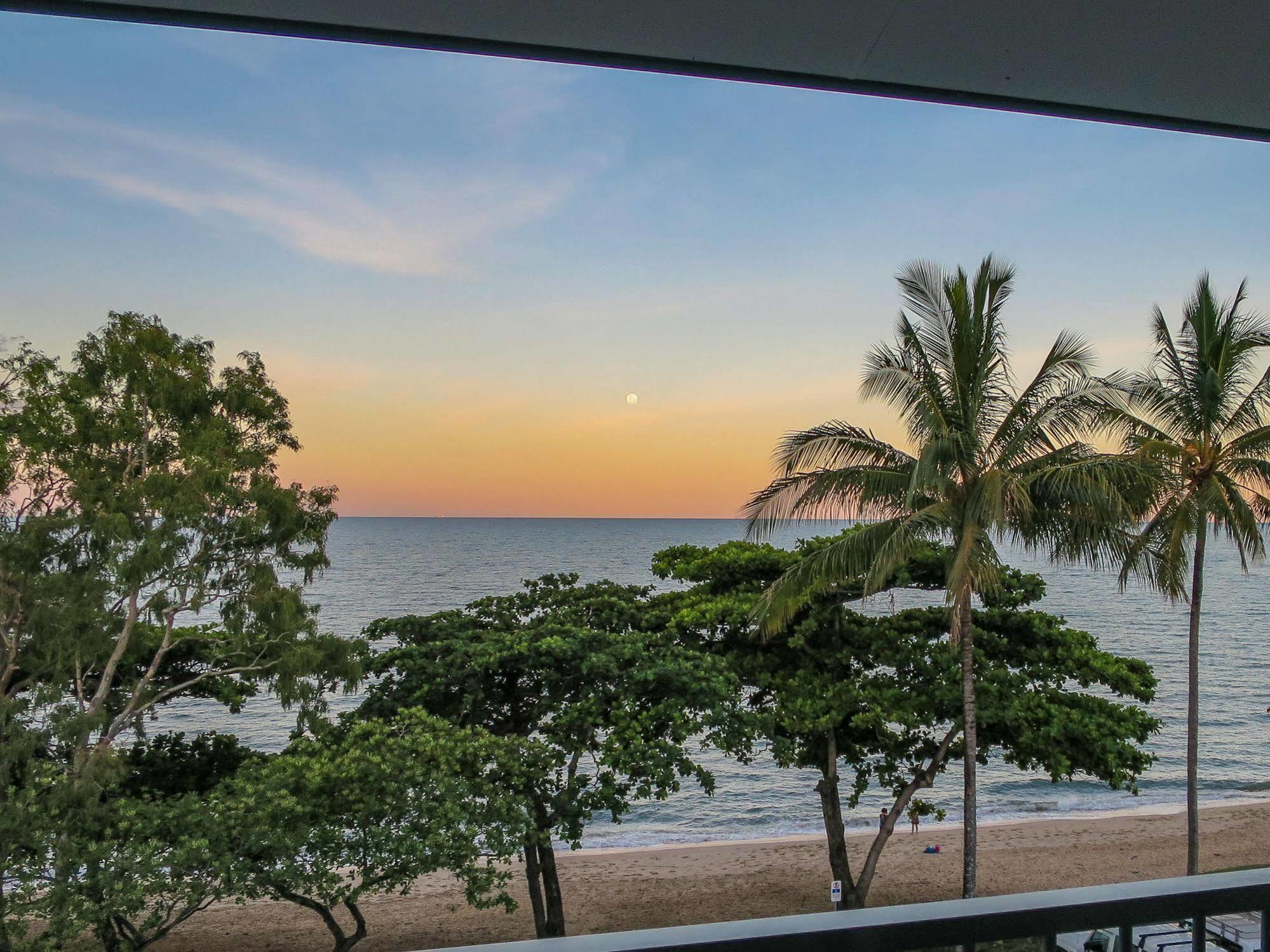 Roydon Beachfront Apartments Тринити Бич Экстерьер фото