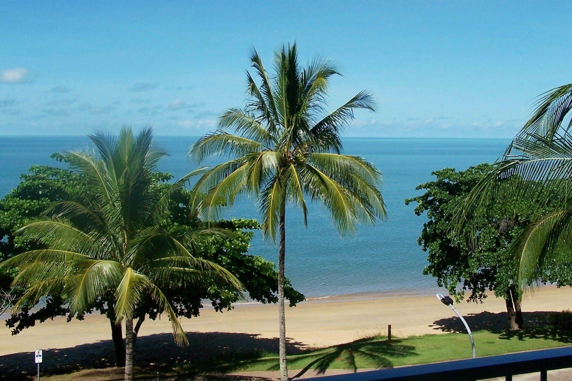 Roydon Beachfront Apartments Тринити Бич Экстерьер фото