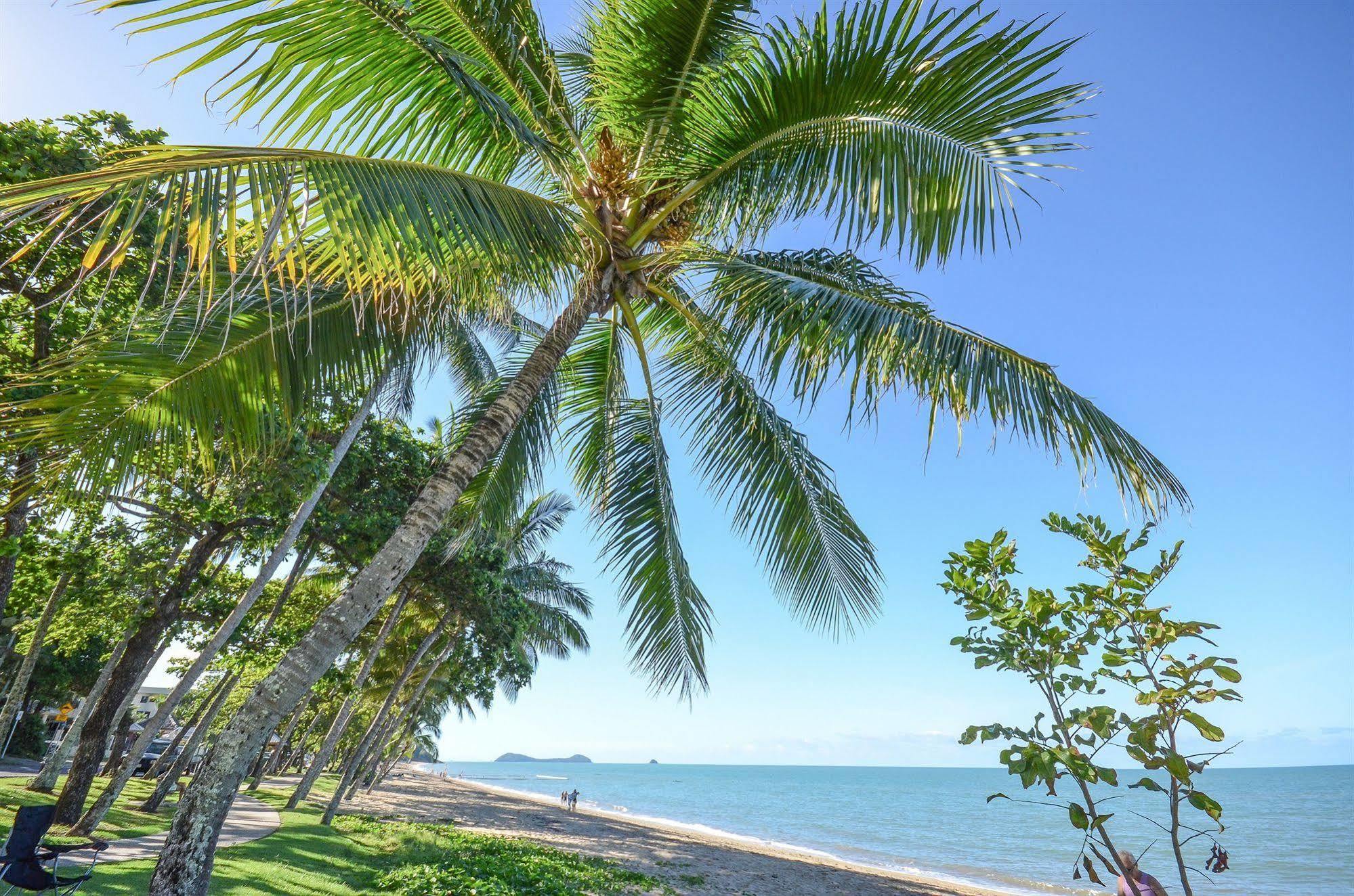 Roydon Beachfront Apartments Тринити Бич Экстерьер фото