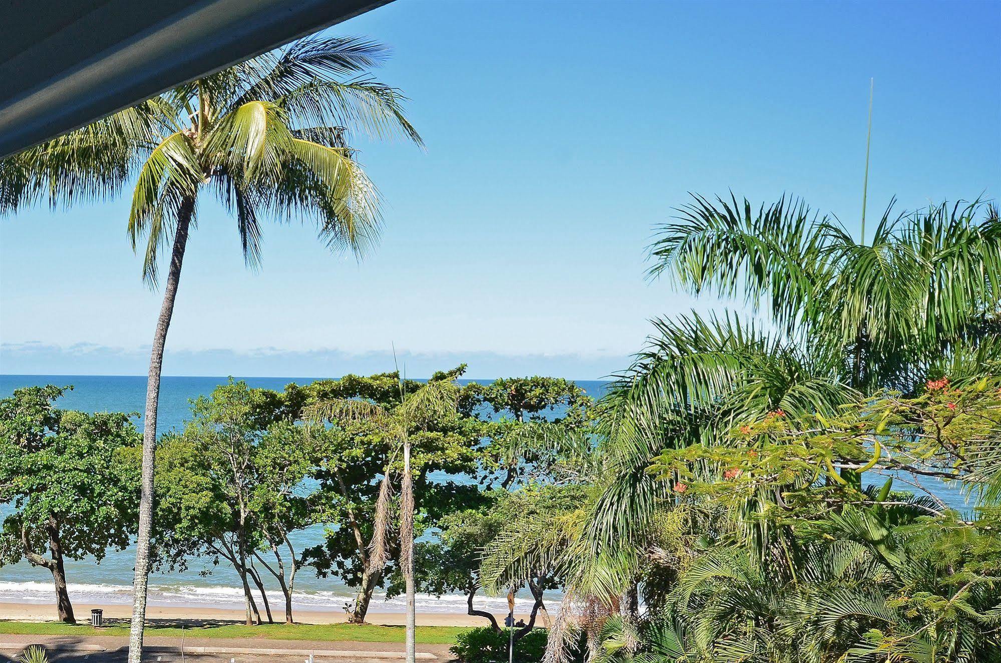 Roydon Beachfront Apartments Тринити Бич Экстерьер фото