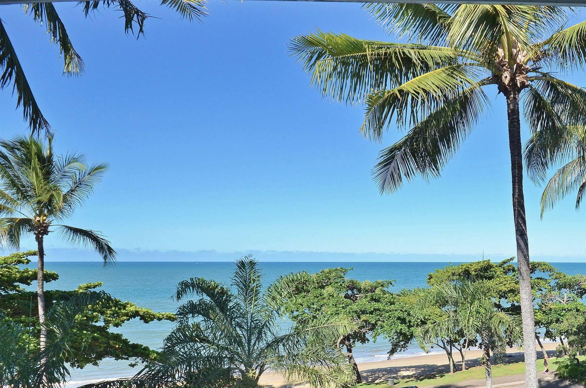 Roydon Beachfront Apartments Тринити Бич Экстерьер фото