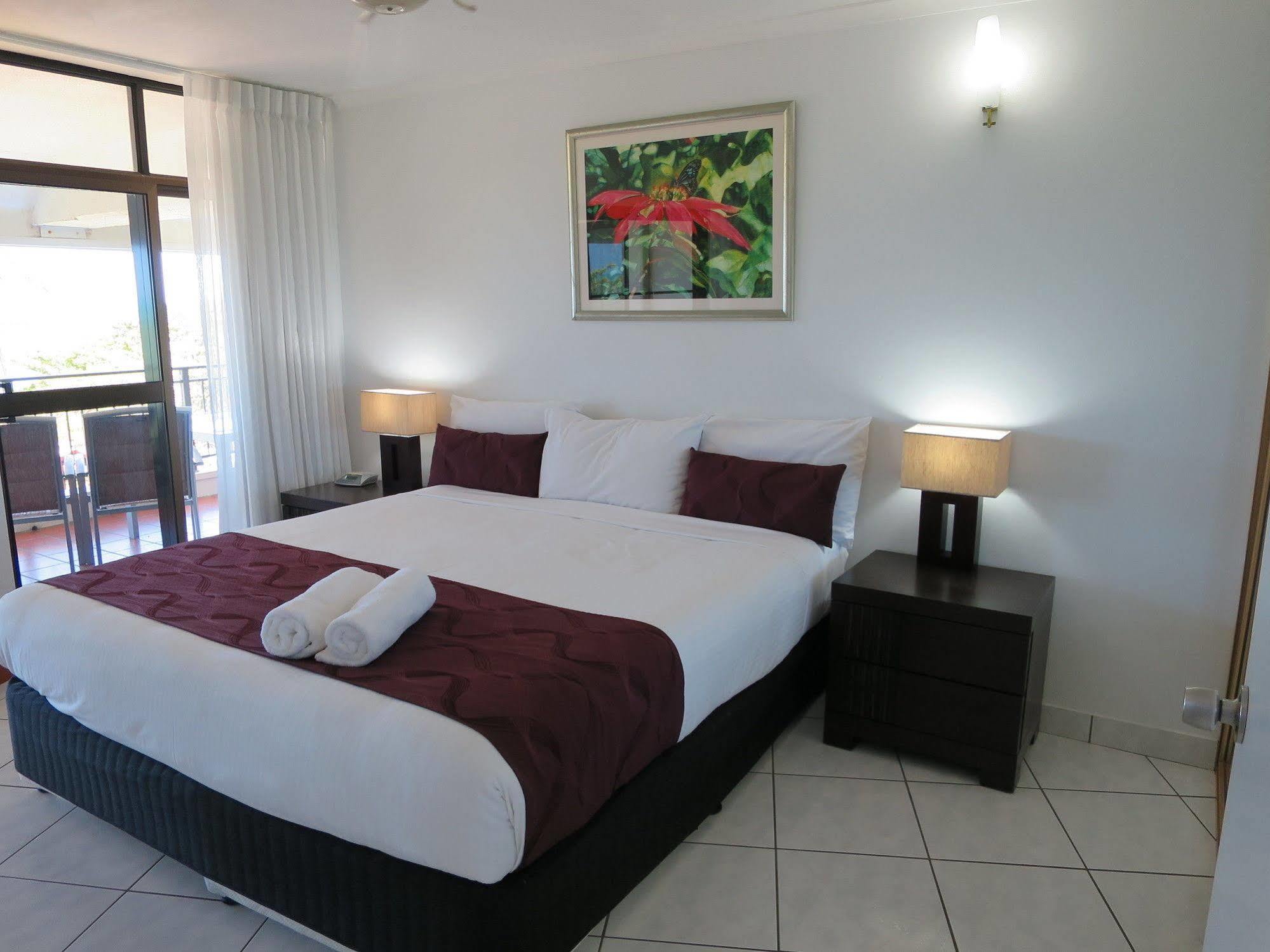 Roydon Beachfront Apartments Тринити Бич Экстерьер фото