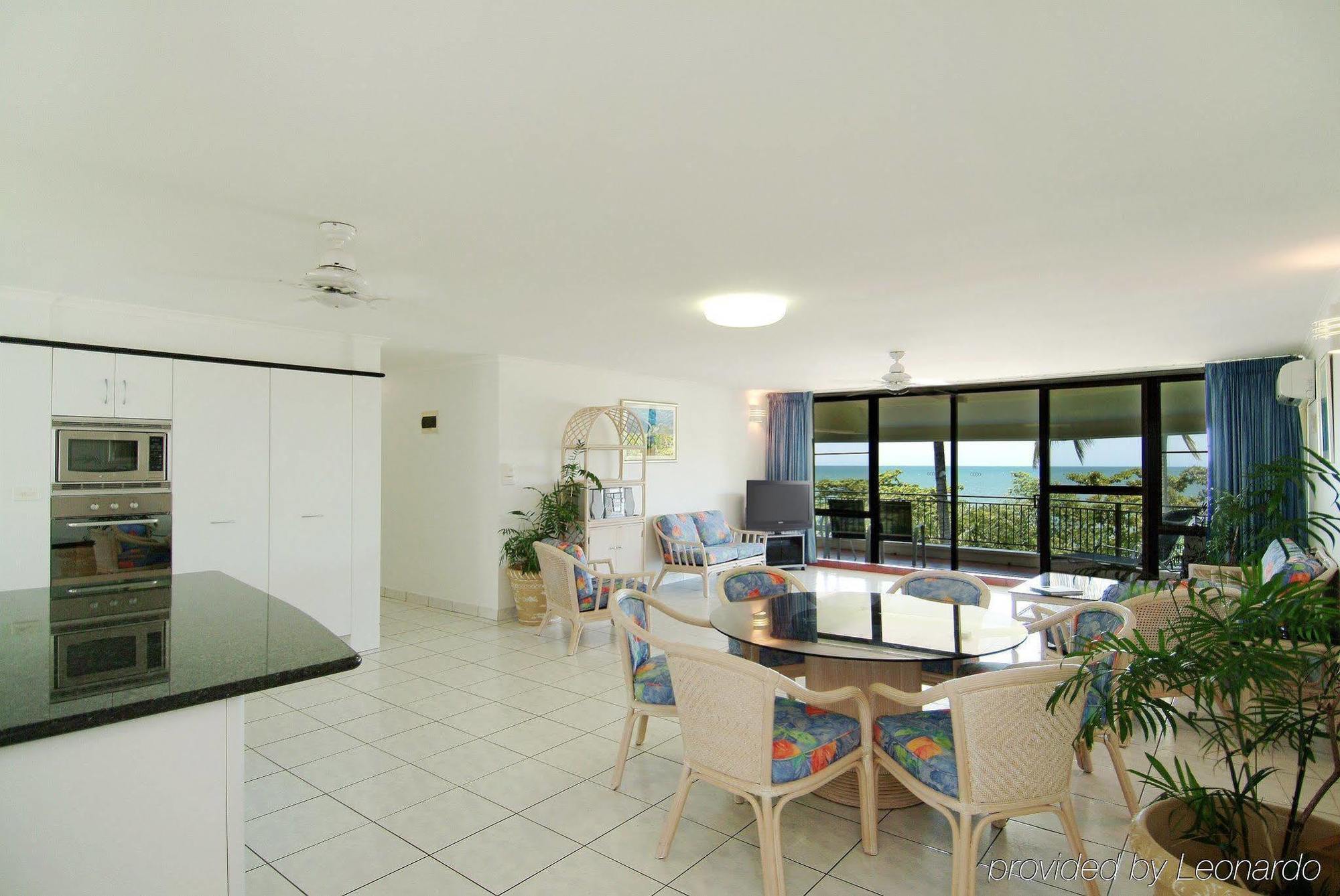 Roydon Beachfront Apartments Тринити Бич Экстерьер фото