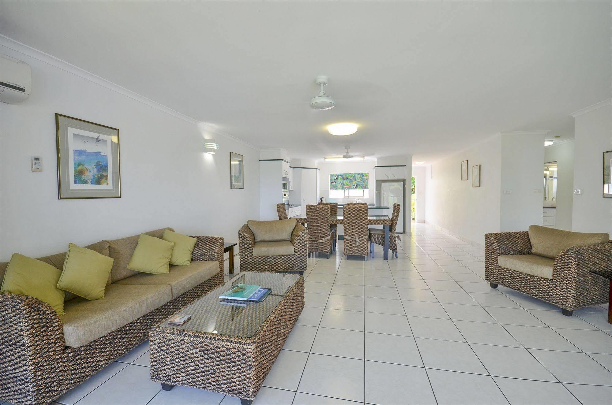 Roydon Beachfront Apartments Тринити Бич Экстерьер фото
