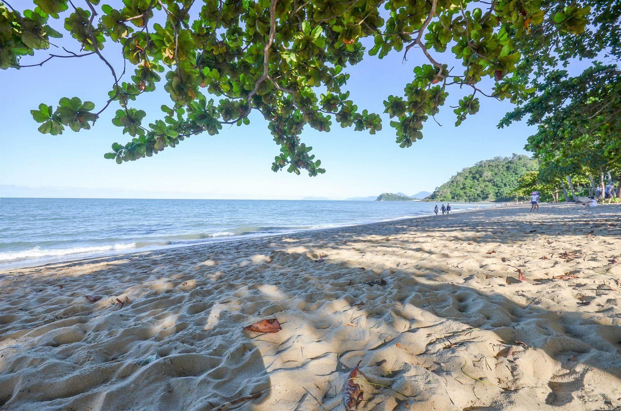 Roydon Beachfront Apartments Тринити Бич Экстерьер фото
