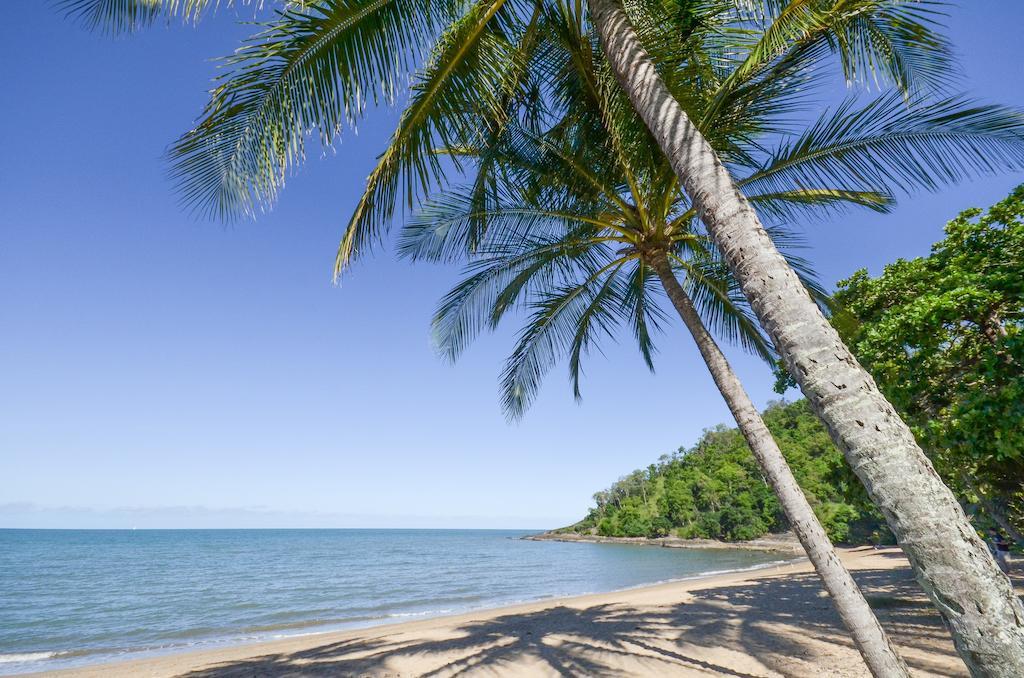 Roydon Beachfront Apartments Тринити Бич Экстерьер фото