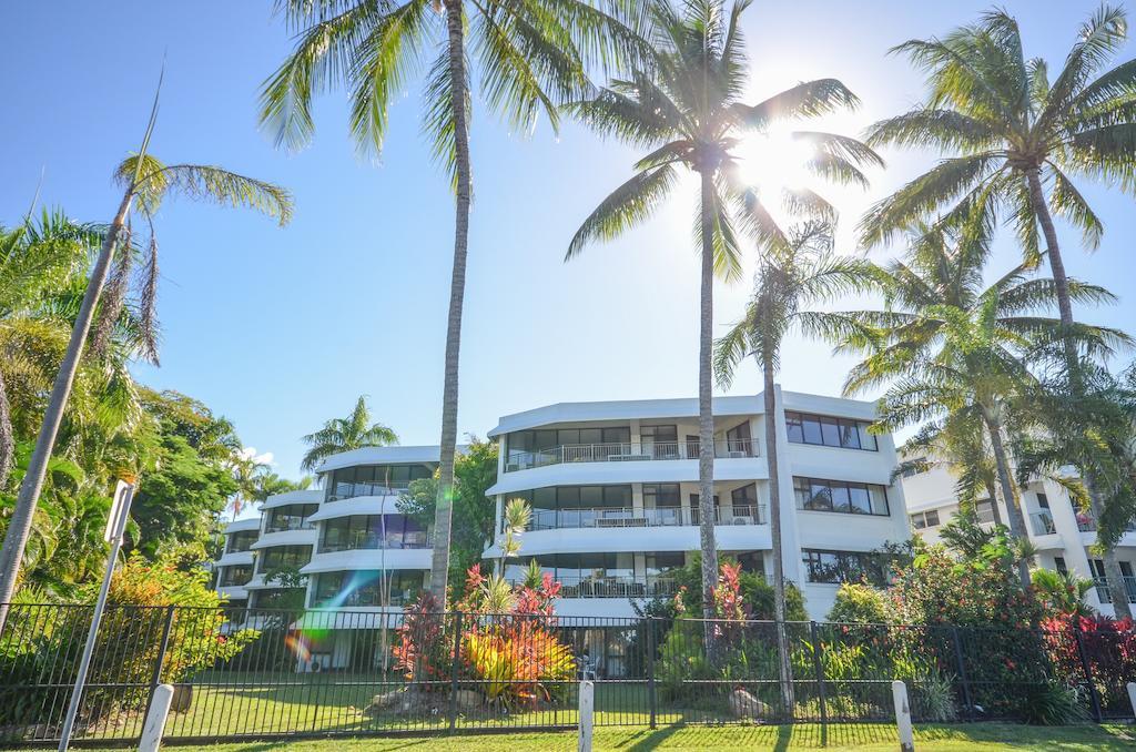 Roydon Beachfront Apartments Тринити Бич Экстерьер фото
